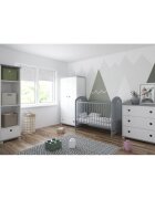 Nichiduta Patut din lemn pentru copii Tymon Grey design modern cu somiera reglabila pe 3 inaltimi distincte sistem cu 3 bare laterale detasabile margini rotunjite dimensiuni exterioare 124 x 66 x 106 cm