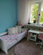 Nichiduta Patut din lemn si MDF Lili Alb 140x80 cm + bariera de siguranta 90 cmmargini rotunjitemateriale si vopsele sigure pentru copii