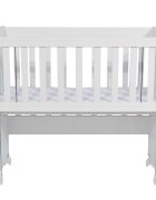 Nichiduta Patut pentru copii Mini Cot White cu laterala culisanta somiera reglabila pe 4 nivele de inaltime roti cu blocare margini rotunjite dimensiuni exterioare 94 x 46 x 88 cm