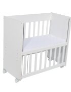 Nichiduta Patut pentru copii Mini Cot White cu laterala culisanta somiera reglabila pe 4 nivele de inaltime roti cu blocare margini rotunjite dimensiuni exterioare 94 x 46 x 88 cm