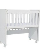 Nichiduta Set patut copii Mini Cot White cu laterala culisantasomiera reglabila pe 4 nivele de inaltimeRoti cu blocare si Margini rotunjite + Saltea cocos-burete cu detasabila cu fermoar Dreamillo Bunny 90x40 cm