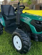 Nichiduta Tractor cu remorca Speed Track Greenacumulator 24V8Ah2 motoare x 200wroti EVAscaun din pielefaruri cu lumini ledsezut spatiostelecomanda 2.4Gdesign realistic