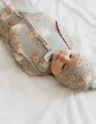 Nor Pufos Saculet din bumbac Swaddle pentru infasat + caciulita Second Step Meadow Sleepee