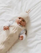 Nor Pufos Saculet din bumbac Swaddle pentru infasat + caciulita Second Step Meadow Sleepee