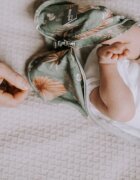 Nor Pufos Saculet Swaddle pentru infasat + caciulita Second Step Animale de epoca almond sleepee