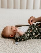 Nor Pufos Saculet Swaddle pentru infasat + Caciulita Second Step Forest Green Sleepee