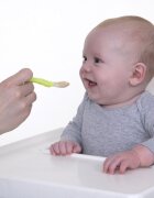 NUBY Lingura din silicon pentru bebelusi cu maner arcuit 3 luni+ galbenverde