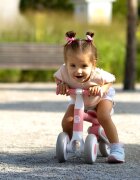 Nukido Bicicleta de echilibru Ride On Roz de la 12 luniscaun moale inaltime sezut reglabila roti din spuma EVA cadru rezistent manere ergonomice cu opritoare Unghi de virare sigur al rotii cu protectie anti-rotatie