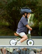 Nukido Bicicleta de echilibru Ride On Verde Inchisde la 12 luniscaun moaleinaltime sezut reglabilaroti din spuma EVAcadru rezistentmanere ergonomice cu opritoareUnghi de virare sigur al rotii cu protectie anti-rotatie