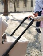 Petite&Mars Carucior 2 in 1 pentru copii PetiteMars Scout Crem Cappuccino cu landou pliabil reversibil spatar si suport de picioare reglabile maner ajustabil accesorii pana la 22 kg 0 luni+
