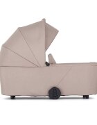 Petite&Mars Carucior 2 in 1 pentru copii PetiteMars Scout Crem Cappuccino cu landou pliabil reversibil spatar si suport de picioare reglabile maner ajustabil accesorii pana la 22 kg 0 luni+