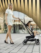 Petite&Mars Carucior pentru copii PetiteMars Fly Negru cu pliere compacta spatar reglabil pana la pozitie de somn suport picioare reglabil copertina extensibila cu protectie UPF40+ suport pahar inclus pana la 22 kg 0 luni+