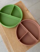 Petite&Mars Farfurie compartimentata din silicon PetiteMars Sweet Pea Verde TakeMatch cu ventuza si 3 compartimente fara BPA 500 ml 6 luni+