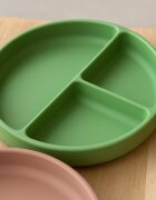 Petite&Mars Farfurie compartimentata din silicon PetiteMars Sweet Pea Verde TakeMatch cu ventuza si 3 compartimente fara BPA 500 ml 6 luni+