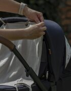Petite&Mars Parasolar textil PetiteMars din bumbac pentru soare si vant universal protectie UV SPF40+ potrivit pentru carucioare si scaune auto 45x51 cm Mocha Mousse