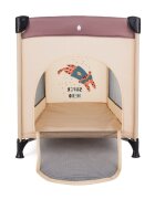 Petite&Mars Patut pliabil pentru copii PetiteMars Koot maro 120x60 cm cu roti functie de tarc pliere compacta include geanta de transport intrare laterala cu fermoar greutate admisa 15 kg 0-30 luni