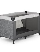 Petite&Mars Patut pliabil pentru copii PetiteMars Nyja gri 120x60 cm cu roti functie de tarc pliere compacta include geanta de transport intrare laterala cu fermoar greutate admisa 15 kg 0-30 luni