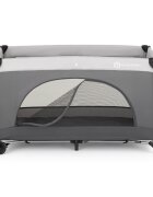 Petite&Mars Patut pliabil pentru copii PetiteMars Nyja gri 120x60 cm cu roti functie de tarc pliere compacta include geanta de transport intrare laterala cu fermoar greutate admisa 15 kg 0-30 luni