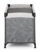 Petite&Mars Patut pliabil pentru copii PetiteMars Nyja gri 120x60 cm cu roti functie de tarc pliere compacta include geanta de transport intrare laterala cu fermoar greutate admisa 15 kg 0-30 luni