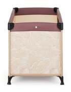 Petite&Mars Patut pliabil pentru copii PetiteMars Nyja maro 120x60 cm cu roti functie de tarc pliere compacta include geanta de transport intrare laterala cu fermoar greutate admisa 15 kg 0-30 luni