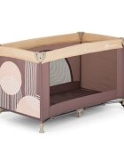 Petite&Mars Patut pliabil pentru copii PetiteMars Nyja Mocha 120x60 cm cu roti functie de tarc pliere compacta include geanta de transport intrare laterala cu fermoar greutate admisa 15 kg 0-30 luni