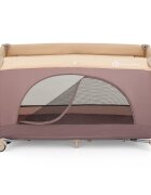 Petite&Mars Patut pliabil pentru copii PetiteMars Nyja Mocha 120x60 cm cu roti functie de tarc pliere compacta include geanta de transport intrare laterala cu fermoar greutate admisa 15 kg 0-30 luni