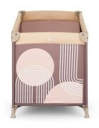 Petite&Mars Patut pliabil pentru copii PetiteMars Nyja Mocha 120x60 cm cu roti functie de tarc pliere compacta include geanta de transport intrare laterala cu fermoar greutate admisa 15 kg 0-30 luni