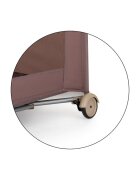 Petite&Mars Patut pliabil pentru copii PetiteMars Nyja Mocha 120x60 cm cu roti functie de tarc pliere compacta include geanta de transport intrare laterala cu fermoar greutate admisa 15 kg 0-30 luni