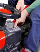PILSAN Tractor cu pedale pentru copii Active Red cu scaunel reglabil transmisie pe lant spatar volan claxon de la 3 ani pana la 50 kg