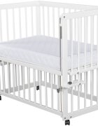 Qmini Patut co-sleeper Dalia Alb multifunctional 90x50 cm din lemn de pin reglabil pe orice treapta de inaltime la patul parintilor sistem de ancorare si roti cu frana incluse + Saltea 8 cm