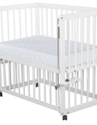 Qmini Patut co-sleeper Dalia Alb multifunctional 90x50 cm din lemn de pin reglabil pe orice treapta de inaltime la patul parintilor sistem de ancorare si roti cu frana incluse + Saltea 8 cm