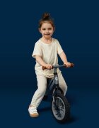 QPlay Bicicleta copii fara pedale Balance bike Racer Gri de la 3 ani pana la 30 kg cadru usor de magneziu reglabil sa comoda acoperita cu piele ecologica roti de cauciuc gonflabil