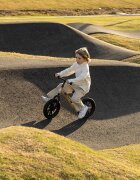 QPlay Bicicleta copii fara pedale Balance bike Racer Platinum de la 3 ani pana la 30 kg cadru usor de magneziu reglabil sa comoda acoperita cu piele ecologica roti de cauciuc gonflabil