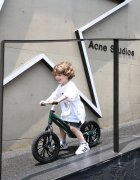 QPlay Bicicleta copii fara pedale Balance bike Racer Verde de la 3 ani pana la 30 kg cadru usor de magneziu reglabil sa comoda acoperita cu piele ecologica roti de cauciuc gonflabil