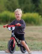 QPlay Bicicleta pentru copii fara pedale Rosu sa reglabila si cadru otel roti rezistente de spuma cu lumini LED activate de miscare suport de picioare generos varsta 3-6 ani roti din cauciuc plin