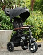QPlay Tricicleta pentru copii Rito Deluxe negru pliabila cu scaun inalt matlasat ajustabil in 2 pozitii maner cu control al directiei frana dubla copertina XXL detalii de piele ecologica