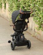 QPlay Tricicleta pentru copii Rito Deluxe negru pliabila cu scaun inalt matlasat ajustabil in 2 pozitii maner cu control al directiei frana dubla copertina XXL detalii de piele ecologica