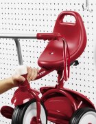 RADIO FLYER Tricicleta pentru copii Fold 2 Go Red pliabila cu scaun reglabil in inaltime in functie de varsta roti silentioase panglici decorative si compartiment pentru depozitare
