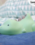 REER Lampa de veghe si veioza cu LED lumina reglabila si oprire cronometrata forma dinozaur turcoaz Lumilu Lazy Friends Dino