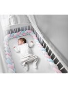 Ricokids Protectie laterala impletita pentru patut Trio AlbastruRozAlb 3metriinaltime 11.5 cm din plus cu umplutura antialergica