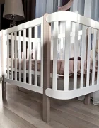 RKids Patut din lemn masiv de fag Monaco pentru copii 0-4 ani 120 x 60 cm inaltimea saltelei reglabila in 4 nivele si laterala detasabila Alb-cappuccino