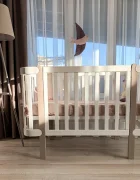 RKids Patut din lemn masiv de fag Monaco pentru copii 0-4 ani 120 x 60 cm inaltimea saltelei reglabila in 4 nivele si laterala detasabila Alb-cappuccino