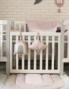 RKids Patut din lemn masiv de fag Monaco pentru copii 0-4 ani 120 x 60 cm inaltimea saltelei reglabila in 4 nivele si laterala detasabila alb-gri