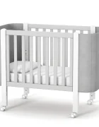 RKids Patut pentru copii 120 x 60 cm din lemn de fag 0-4 ani Monaco Velour Gri cu inaltimea saltelei reglabila si laterala detasabila