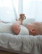 TWINDECO Baby Nest din bumbac organic cu volanase Alb