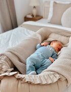 TWINDECO Baby Nest din bumbac organic cu volanase Bej