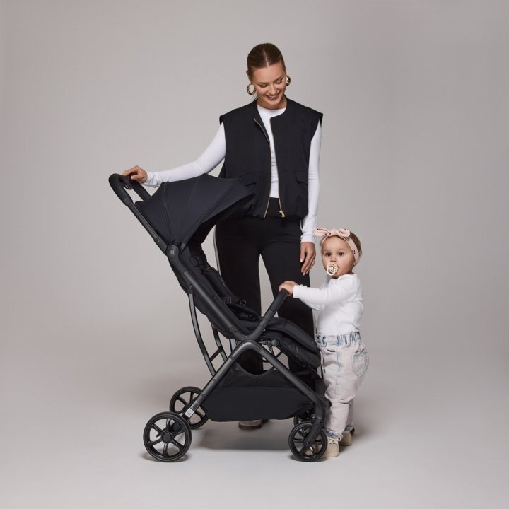 Adamex Carucior sport autofold Zoom Negru pliere compacta cu o singura mana pana la 22 kg 6 luni+