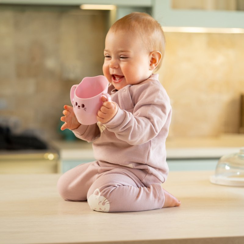 Akuku Cana antrenament cu manere pentru copii BabyMug Pink Catcapacitate 150ml materiale sigure fara BPA margine tesita ce permite bautul fara a inclina capul pe spate compatibil masina de vase