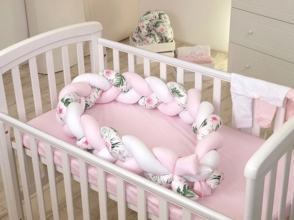 AMY Aparatoare laterala pat bumper impletit bumbac alb - roz - flori 340X21 cm