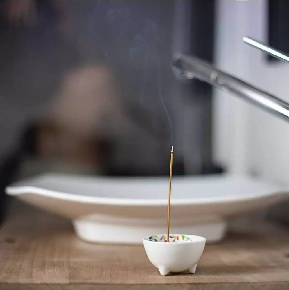 Aromandise Suport pentru betisoare si conuri parfumate din portelan Flora